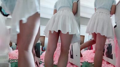 风骚厂妹露脸干着活诱惑狼友，真空小白裙逼里夹着跳蛋干着活故意撅着屁股漏出刺激狼友，跑到卫生间揉奶玩逼